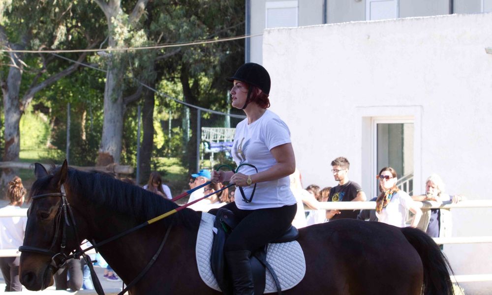 Οι γητευτές των ανθρώπων στο Γουδί: Η Λίλη ξαναπερπάτησε με τη βοήθεια ενός αλόγου!