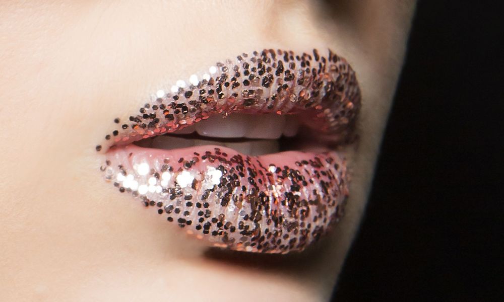 Holiday Sparkles! Οι πιο λαμπερές επιλογές από τα limited edition Χριστουγεννιάτικα μακιγιάζ