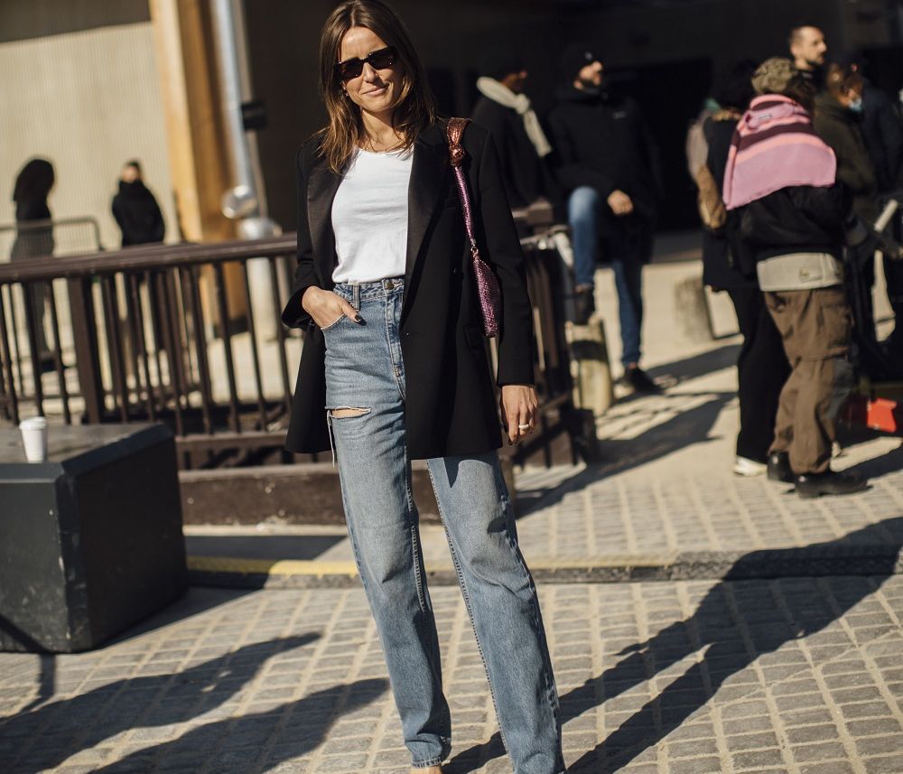 8 φρέσκα outfits με λευκό t-shirt και τζιν για να φορέσεις την άνοιξη στο γραφείο