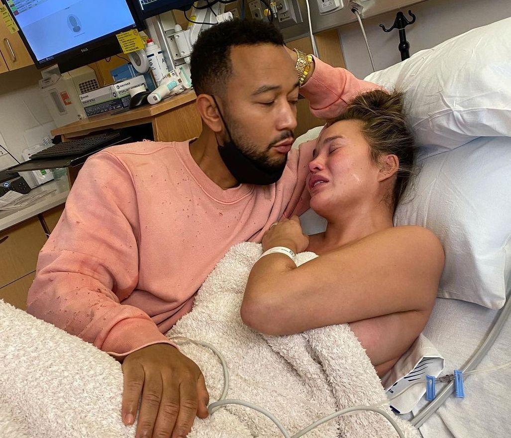 Chrissy Teigen: Ο θρήνος για τον έναν χρόνο από την απώλεια του γιου της Jack