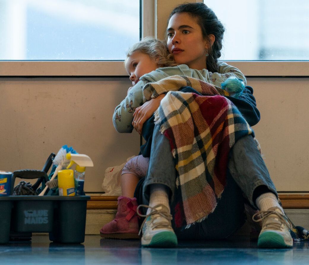 Το Maid του Netflix σε κάνει να εκτιμάς την αξία μίας «ζεστής» αγκαλιάς