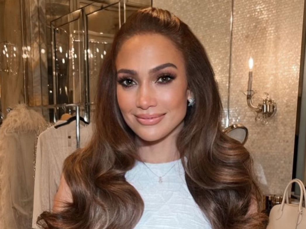 Το μυστήριο με το πρώτο νυφικό της JLo- Είναι όντως αυτό που φαίνεται στο poster του Jersey Girl;