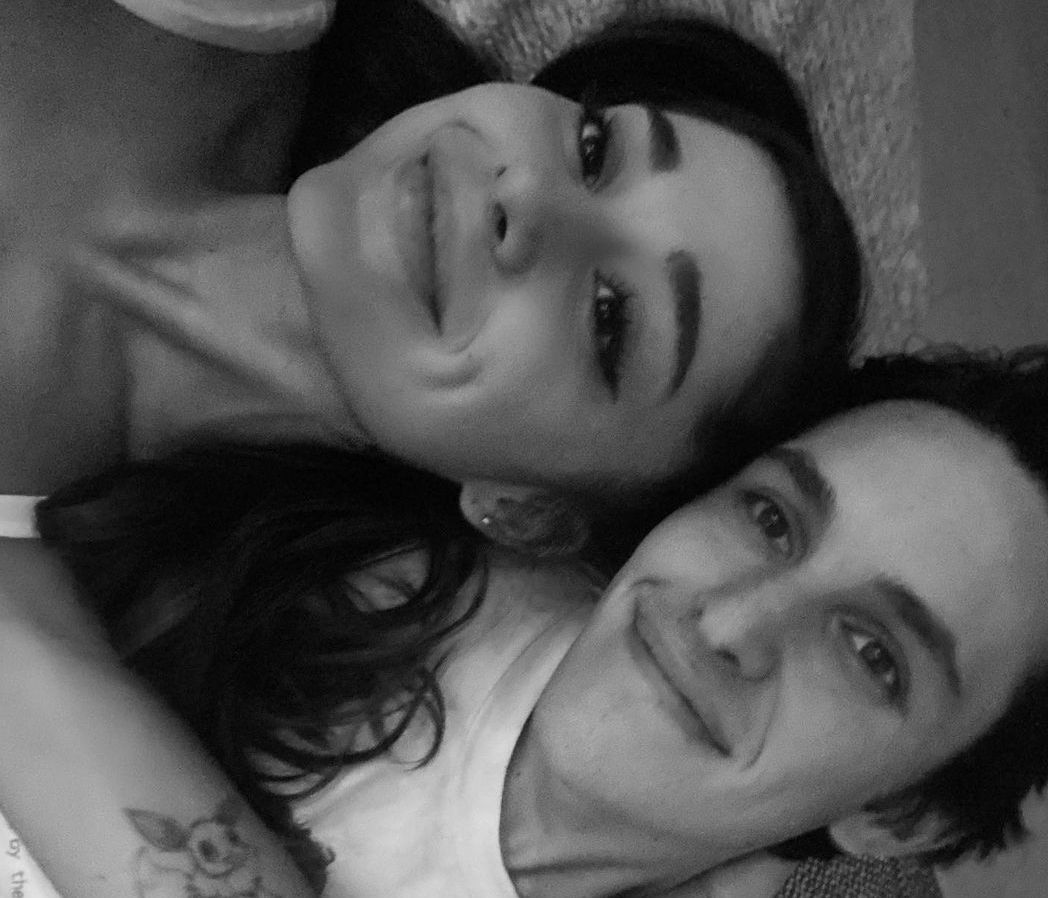 Η Ariana Grande αρραβωνιάστηκε ξανά και το μονόπετρο «βγάζει» μάτι!