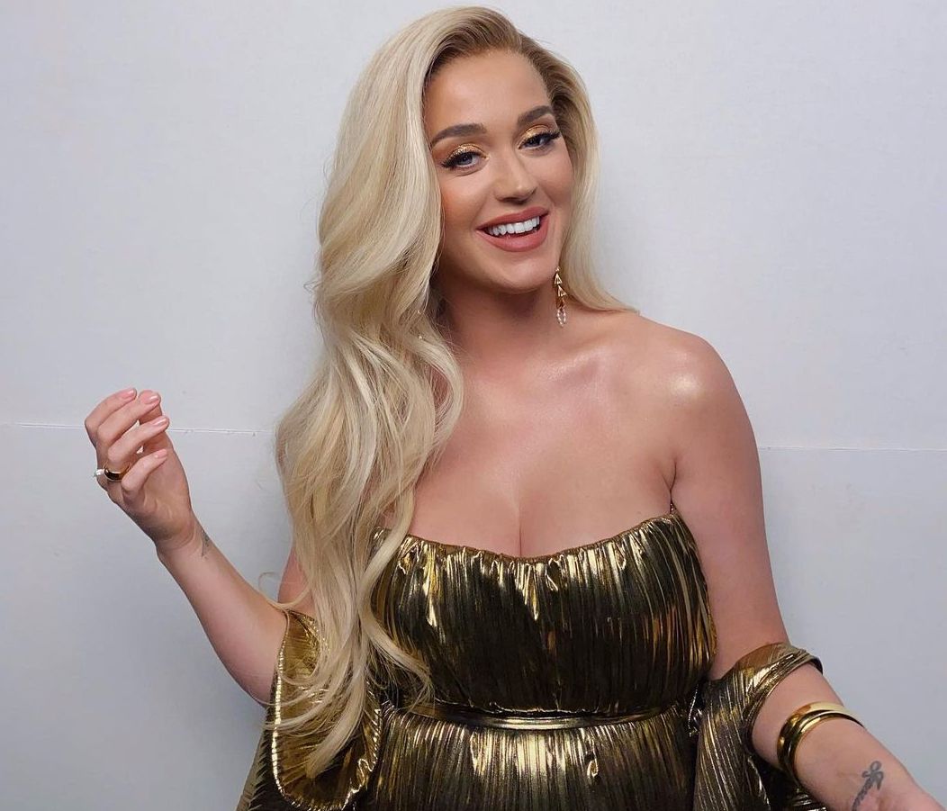 Η Katy Perry έδειξε το κόλπο για να κρύβει την κοιλίτσα τέσσερις μήνες μετά τον τοκετό
