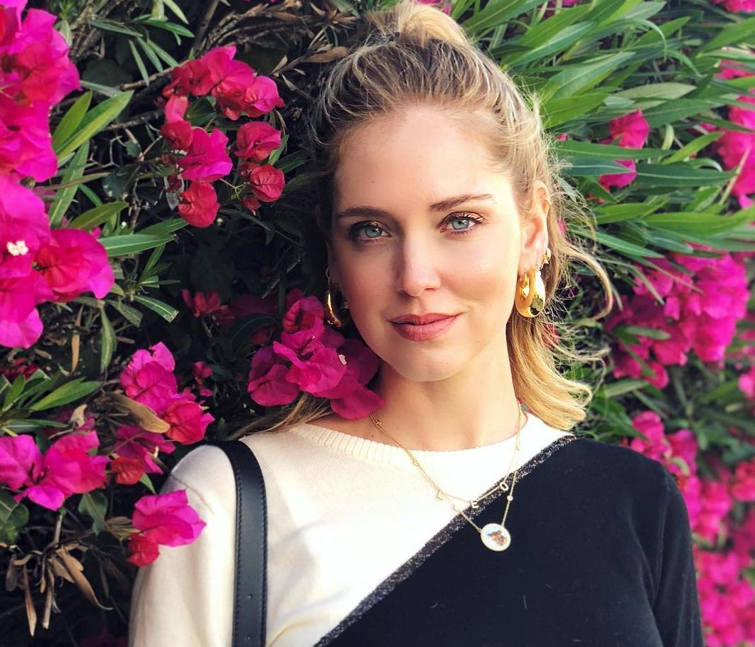 Η Chiara Ferragni ποζάρει με crop top ένα μήνα μετά τη γέννα