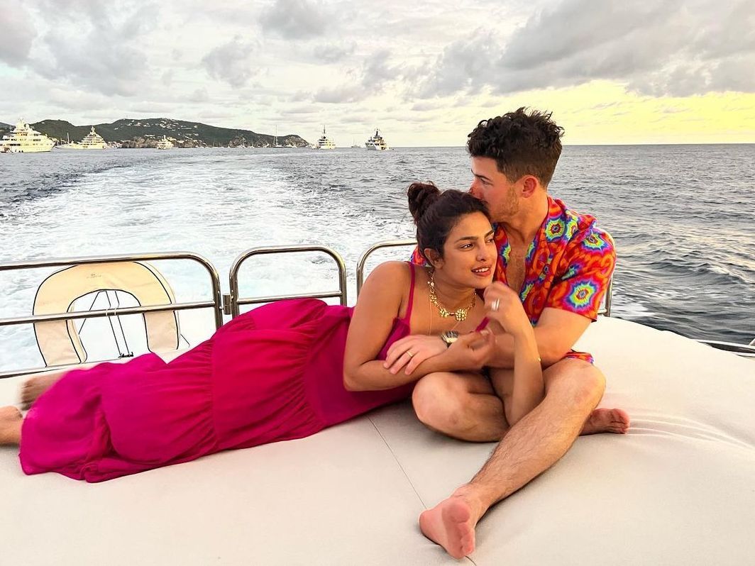 Ο Nick Jonas και η Priyanka Chopra πήραν την κόρη τους αγκαλιά μετά από 100 ημέρες στην εντατική