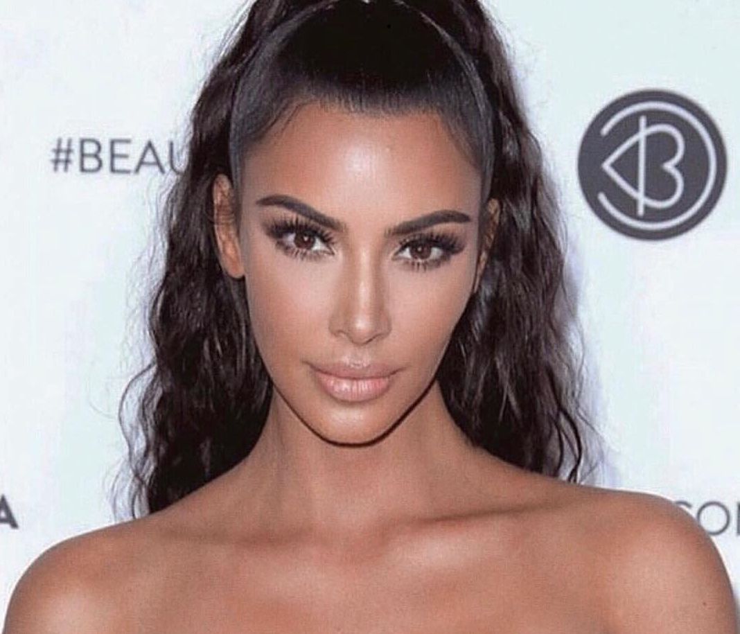 Κλείνουμε τα μάτια μας. Η Kim Kardashian με το πιο κιτς outfit ever