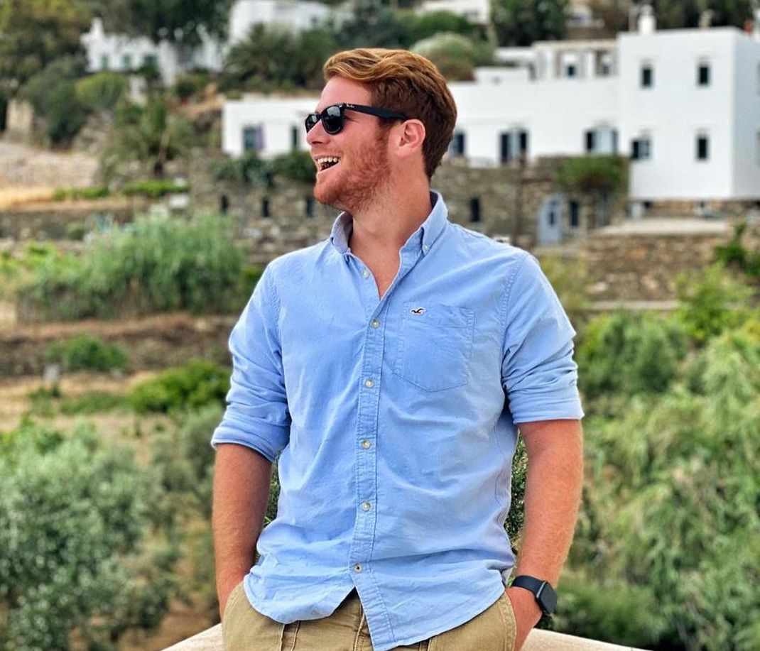 Αυτό είναι μυστικό προφίλ του James Καφετζή στο Twitter: Η κόντρα με τον Σάκη σε ένα σχόλιο