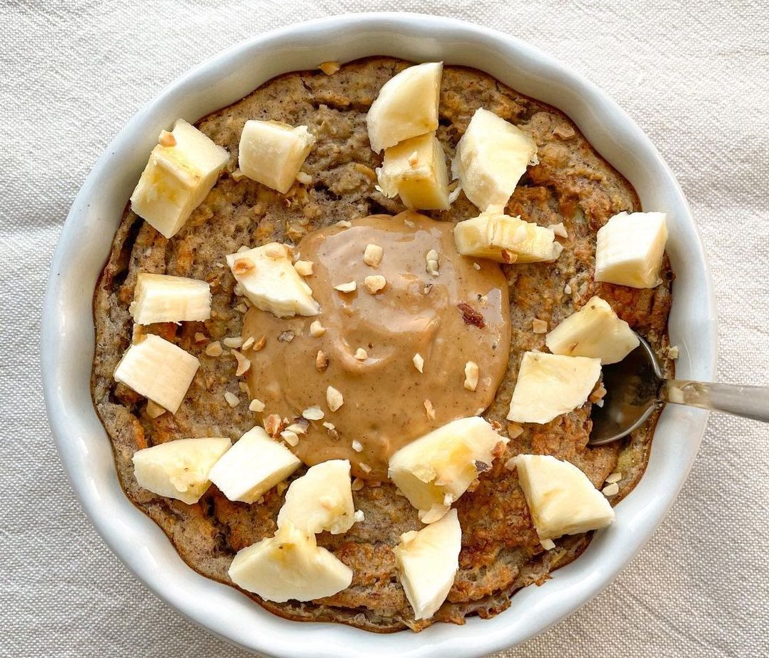 Baked oatmeal: Η viral συνταγή για να μην βαριέσαι τη βρώμη