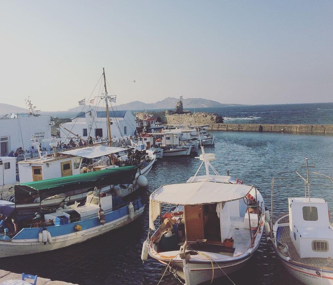 Η Νάουσα της Πάρου μέσα από την πιο «think positive» ματιά