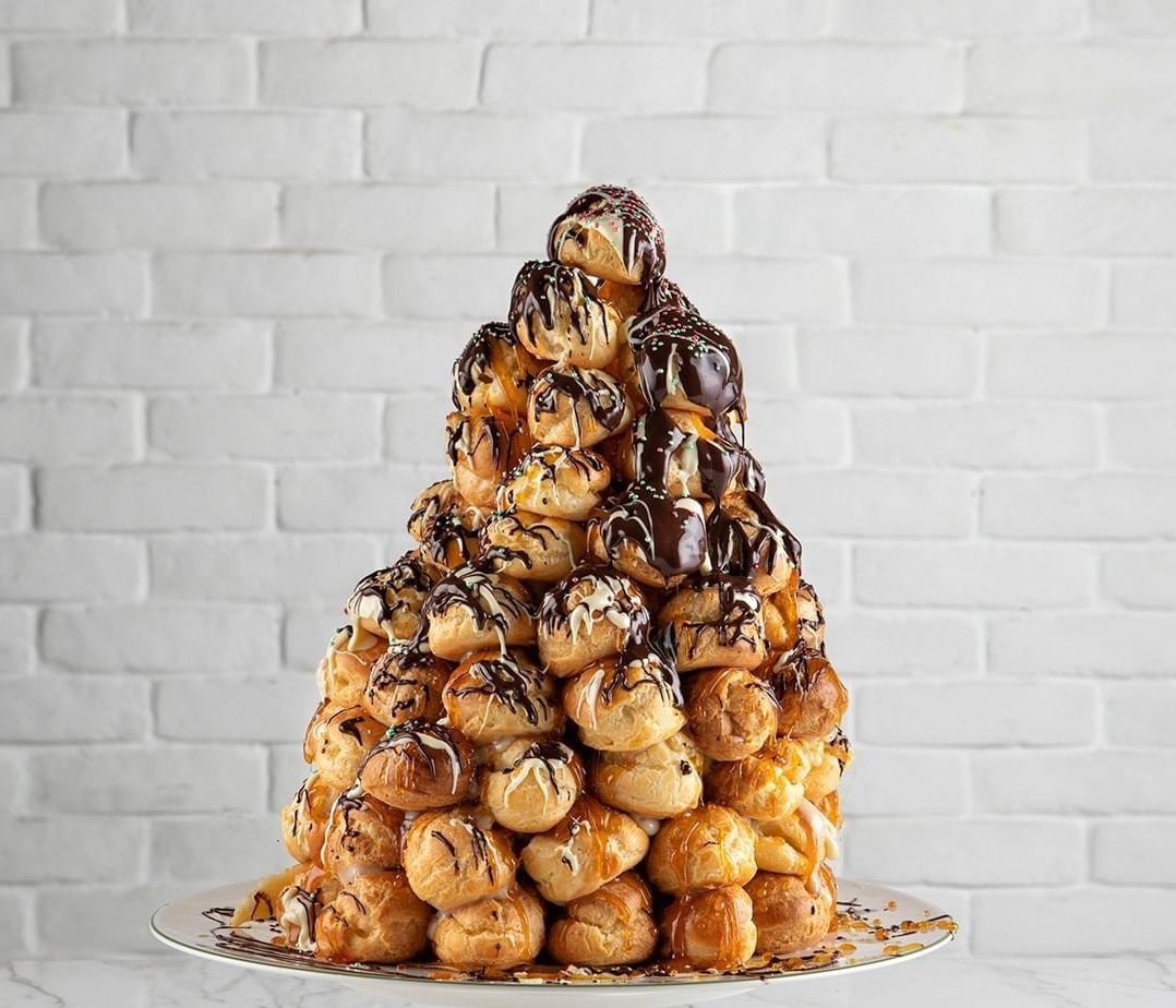 Croquembouche με πατισερί λευκής σοκολάτας