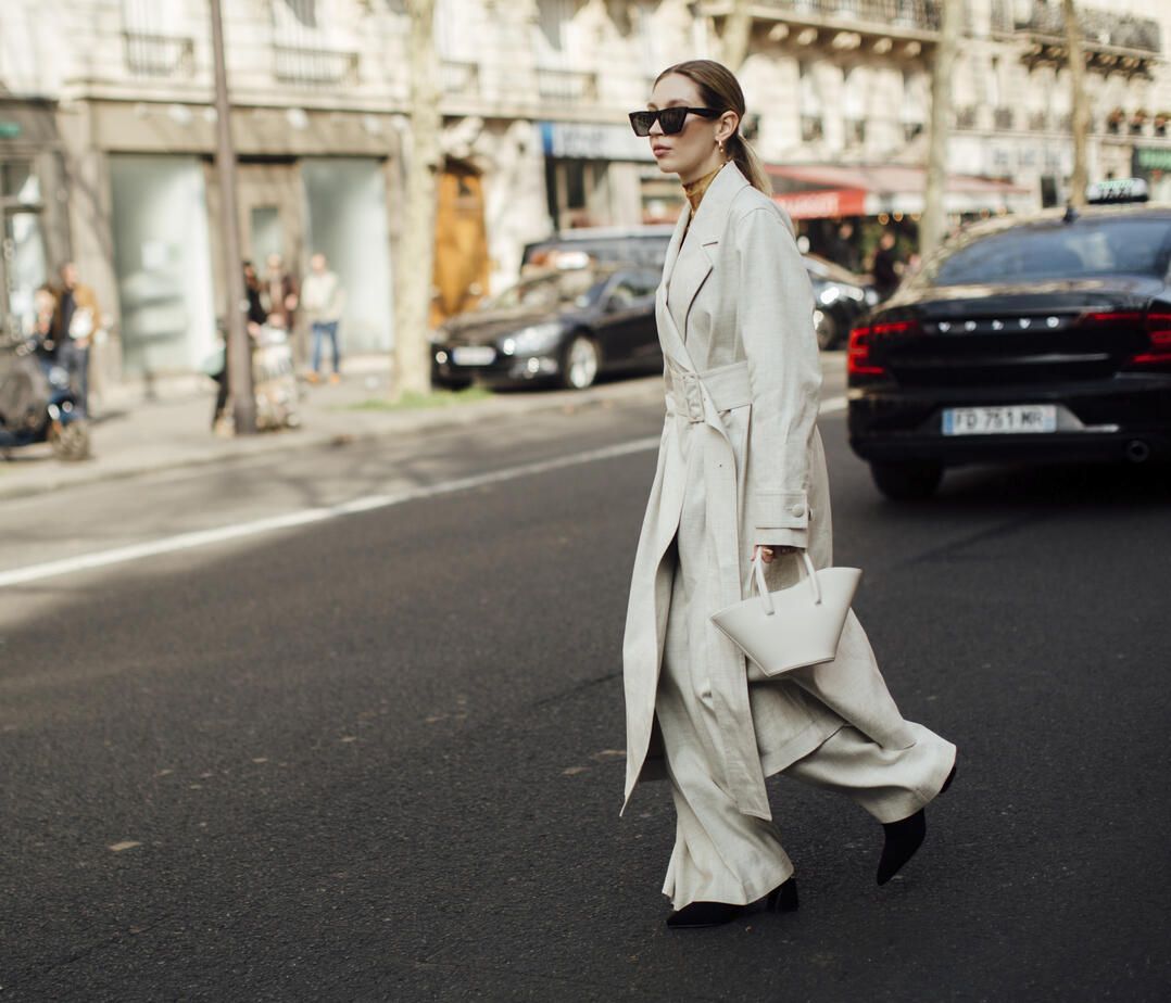 Trench coat: Η καμπαρντίνα είναι το πιο hot πανωφόρι της φετινής άνοιξης που πρέπει να αποκτήσεις
