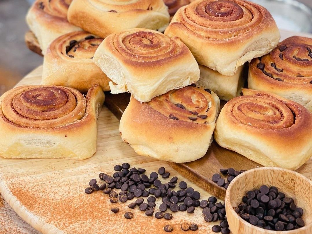 Sweet September! Ο Νικόλας Σακελλαρίου φτιάχνει τα πιο νόστιμα ρολά σοκολάτας
