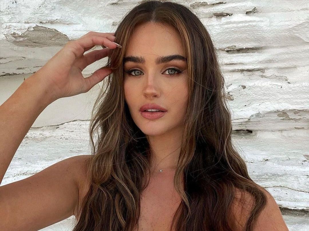Μετά το California blonde έρχεται το California brunette: Το πιο sunkissed καστανό χρώμα μαλλιών
