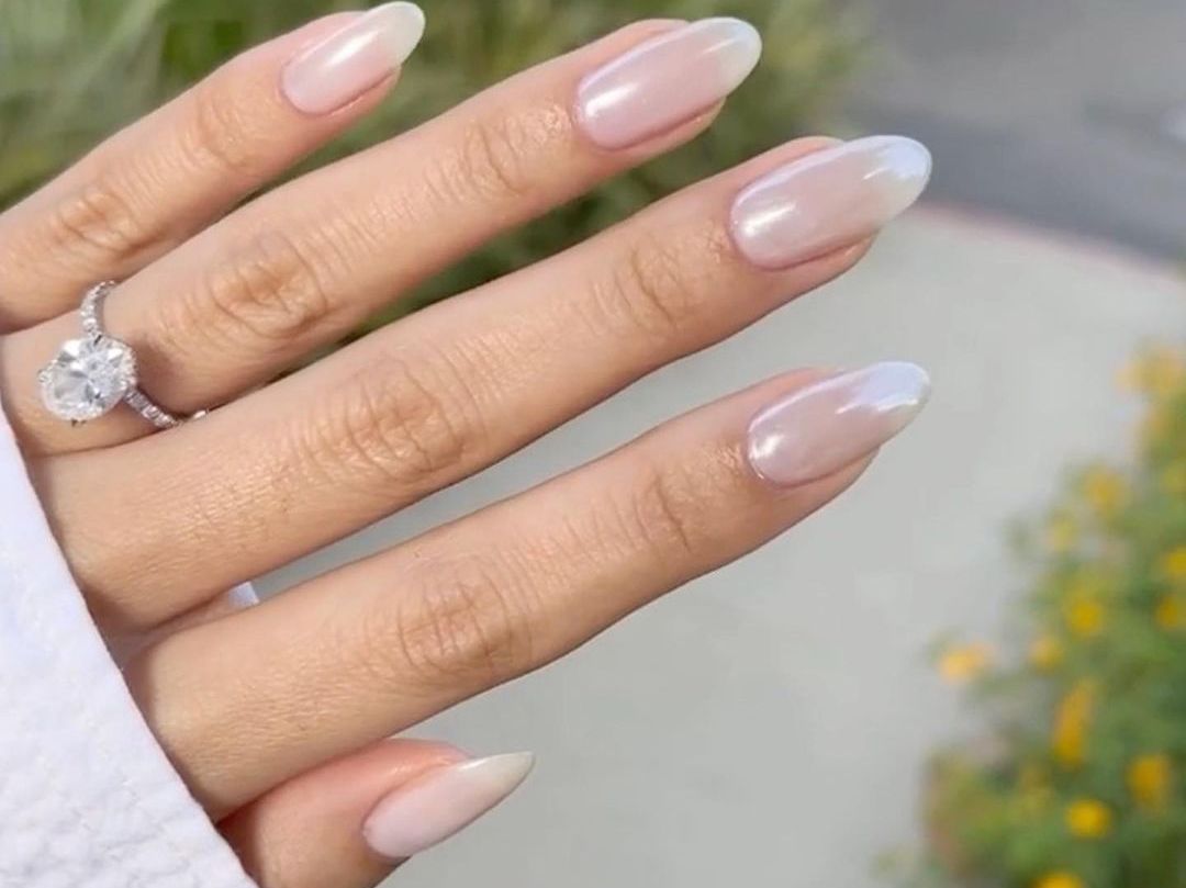 Glazed donut nails: Πώς θα κάνεις μόνη σου το αγαπημένο μανικιούρ της Hailey Bieber
