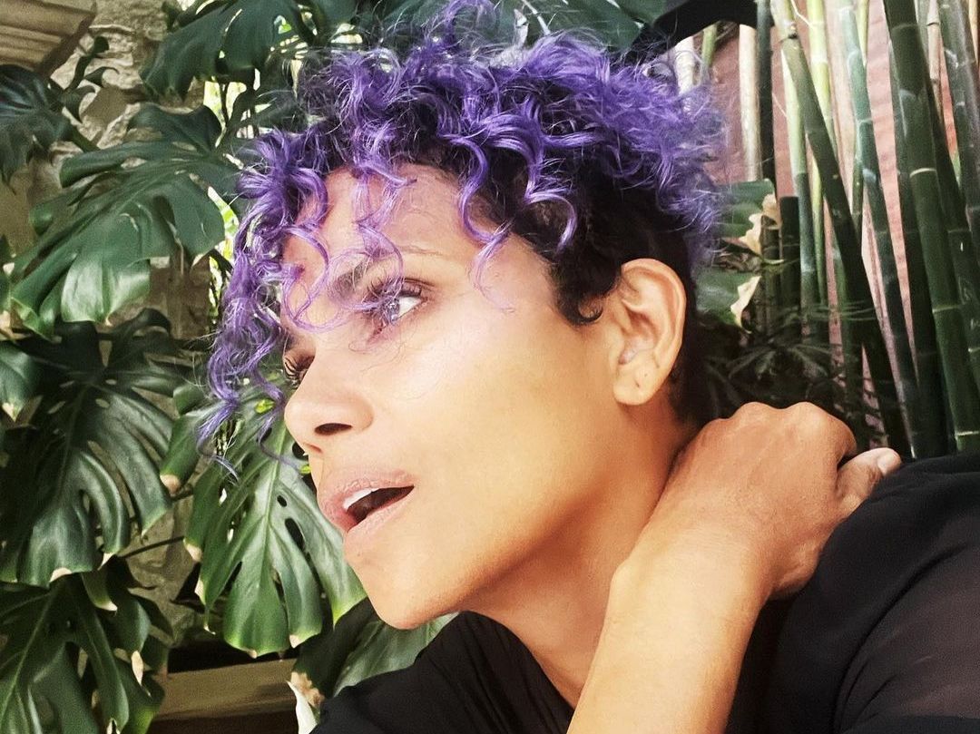 Η Halle Berry έβαψε μοβ τα μαλλιά της και αποκάλυψε το punk κορίτσι που κρύβει μέσα της