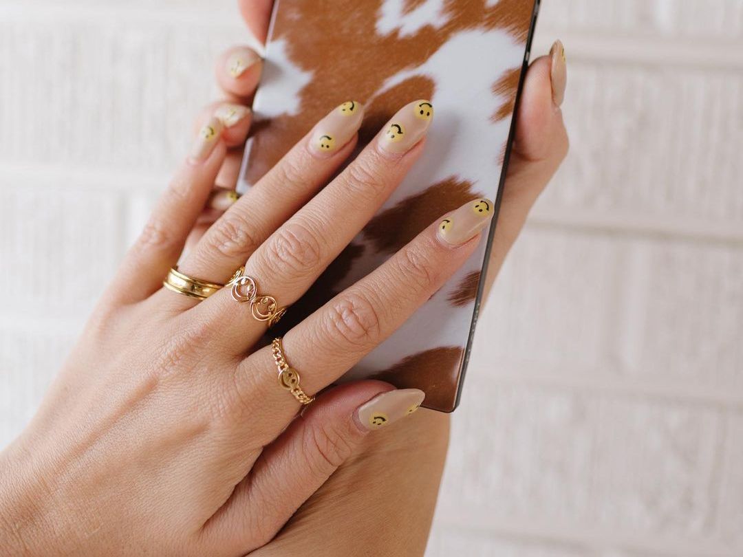 Smiley face nails: 10 μανικιούρ με χαμόγελα που θα σου φτιάξουν αμέσως τη διάθεση