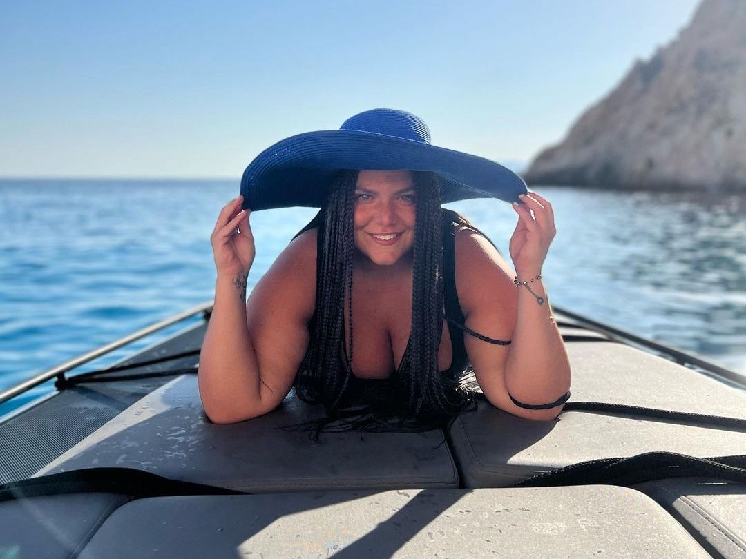 Η Δανάη Μπάρκα έβγαλε τα ράστα και είναι πανέτοιμη - και πιο όμορφη από ποτέ - για την πρεμιέρα της