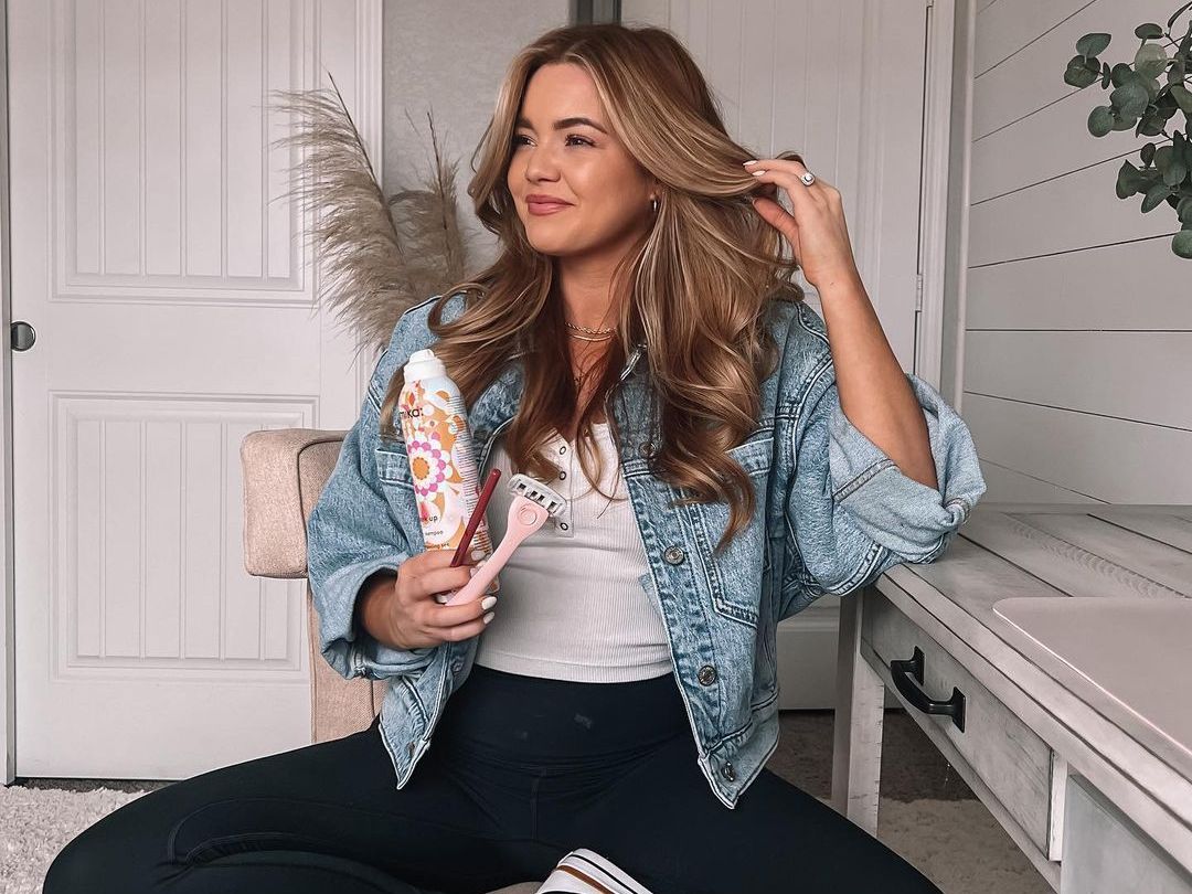 Το hack με το dry shampoo και το σεσουάρ για τέλεια μαλλιά ακόμα κι αν έχεις να λουστείς μέρες