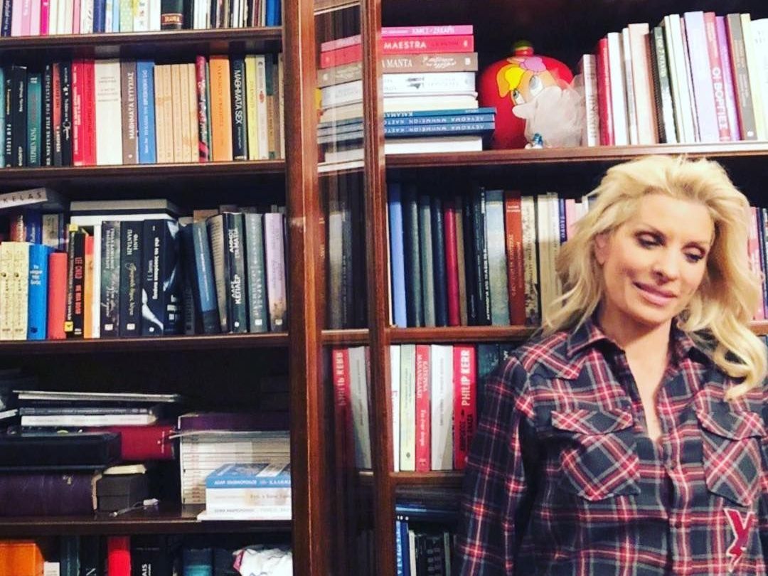 Οι Ελληνίδες celebrities αγαπούν το διάβασμα εσύ όμως θα λατρέψεις τις βιβλιοθήκες τους