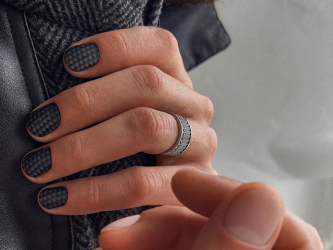 Black nails: Ήρθε η ώρα για μαύρο μανικιούρ και για το απόλυτο fall mood