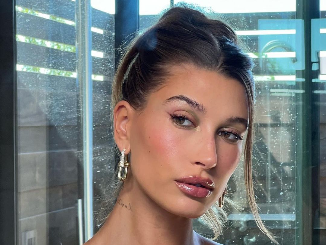 Το κόλπο της Hailey Bieber με το μέικαπ για να φαίνεται λαμπερή η επιδερμίδα της
