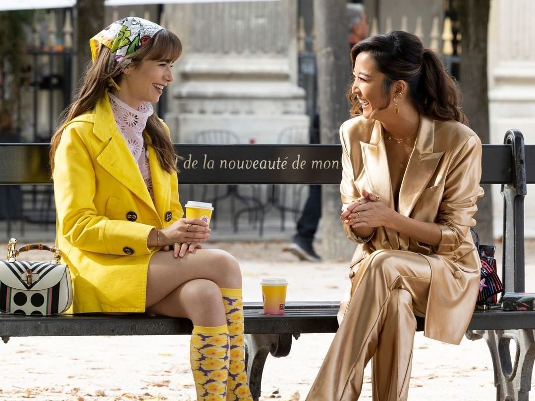Η Ashley Park του Emily In Paris παρακολουθεί μαγικά στο Παρίσι με την Έβελυν Καζαντζόγλου