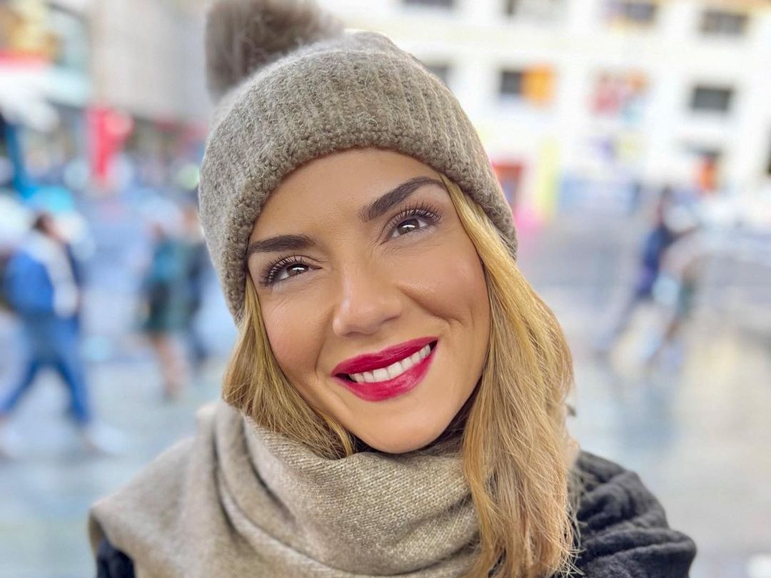 Cherry lips: Η Βάσω Λασκαράκη σού δείχνει πώς να φορέσεις το κερασί κραγιόν με casual διάθεση