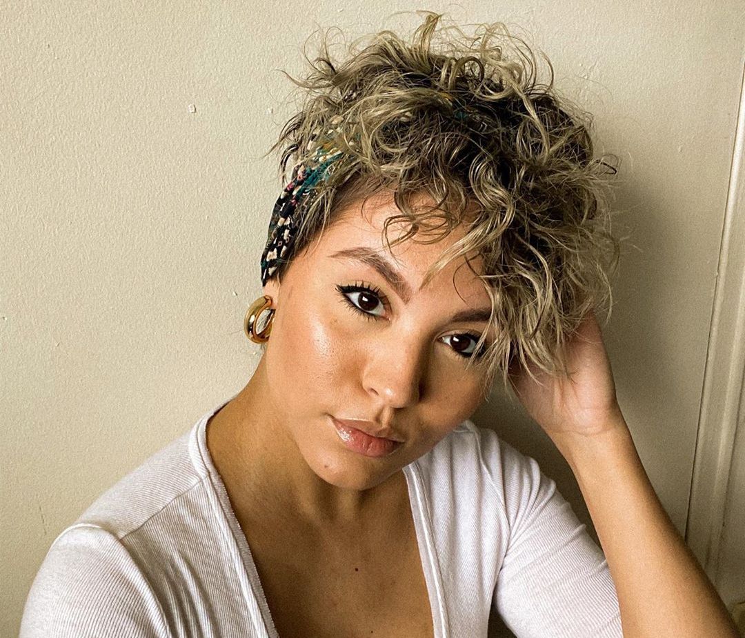 Curly pixie cut: 10 hairstyles που θα σε πείσουν να κόψεις πολύ κοντά τα μαλλιά σου
