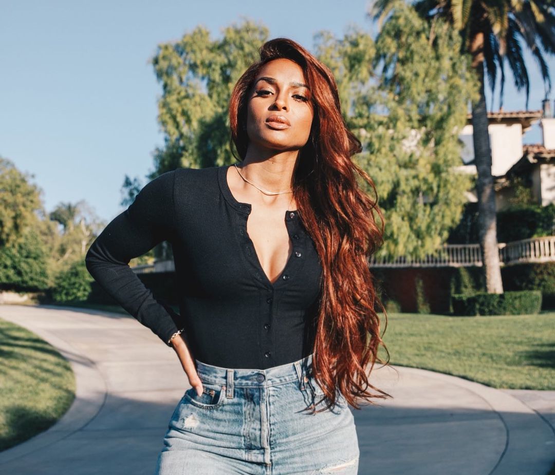 New look! Η Ciara έγινε κοκκινομάλλα (photos)