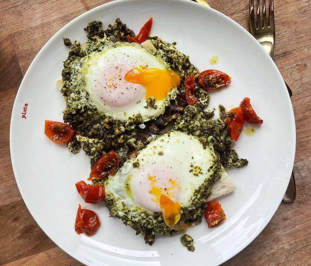 Αυγά με pesto: Η συνταγή αποθεώνεται στο Tik Tok και εμείς θέλουμε να τη φτιάξουμε ASAP