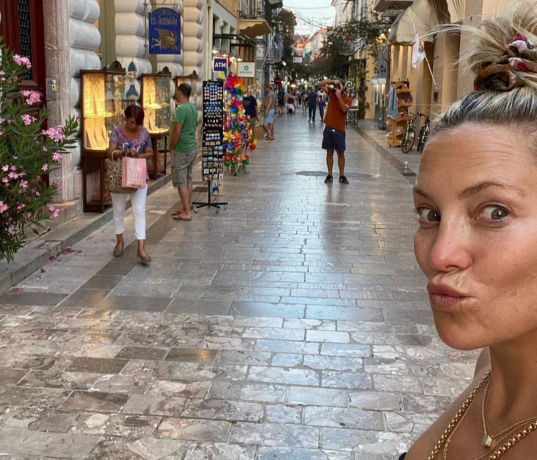 H Kate Hudson πήγε στο Ναύπλιο και έκανε αυτό που κάνουν όλοι οι τουρίστες (photos)