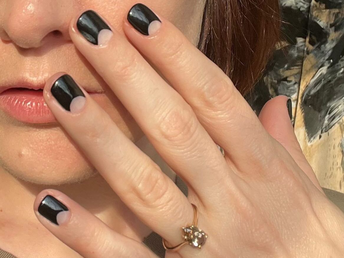 Τα Half-Moon Nails επέστρεψαν – 10 μανικιούρ που κολακεύουν και κοντά και μακριά νύχια