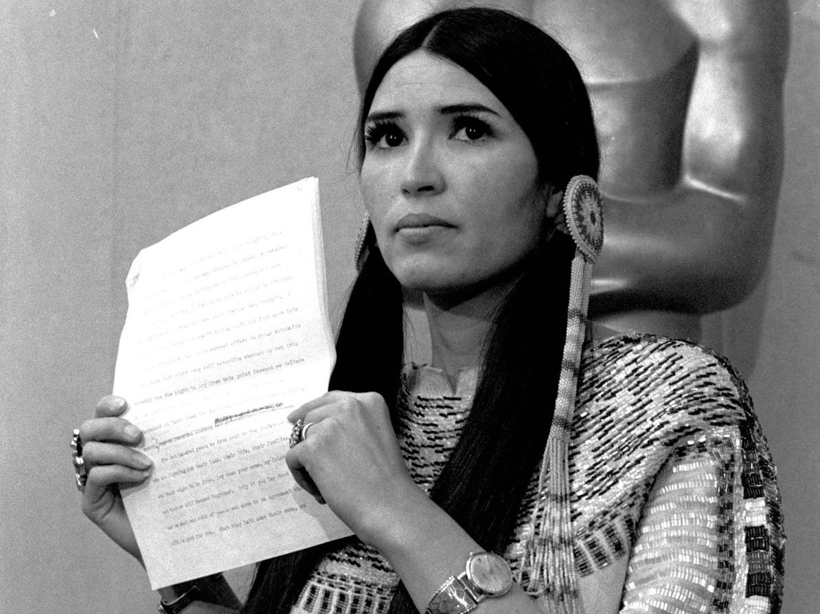 Πέθανε η Sacheen Littlefeather η Γηγενής Αμερικανίδα που απέρριψε το Όσκαρ του Brando εκ μέρους του