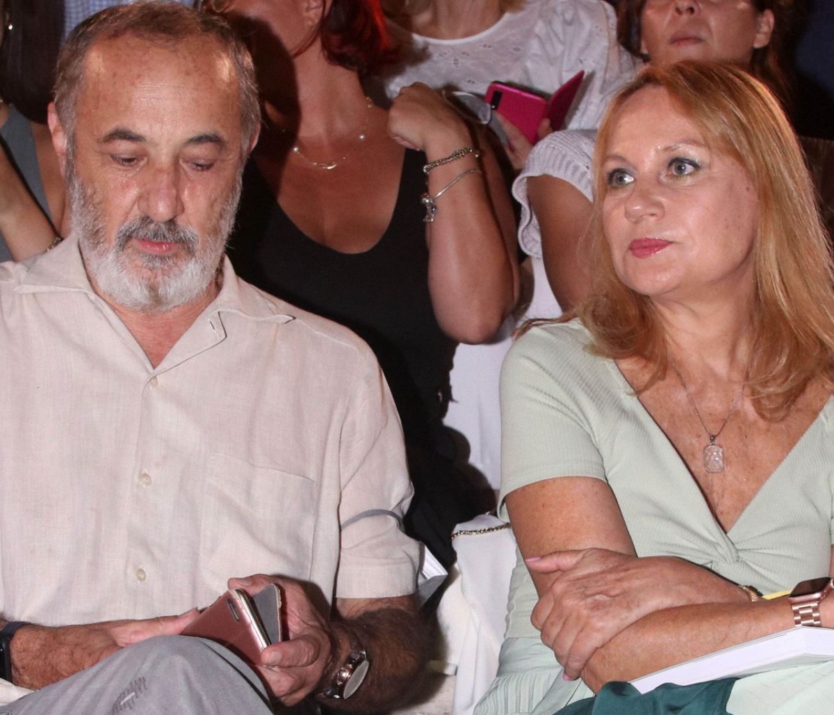 Στέλιος Μάινας: Σπάνια έξοδος με τη σύζυγό του - Οι αναπάντεχες συναντήσεις και το άρωμα... Σασμού!