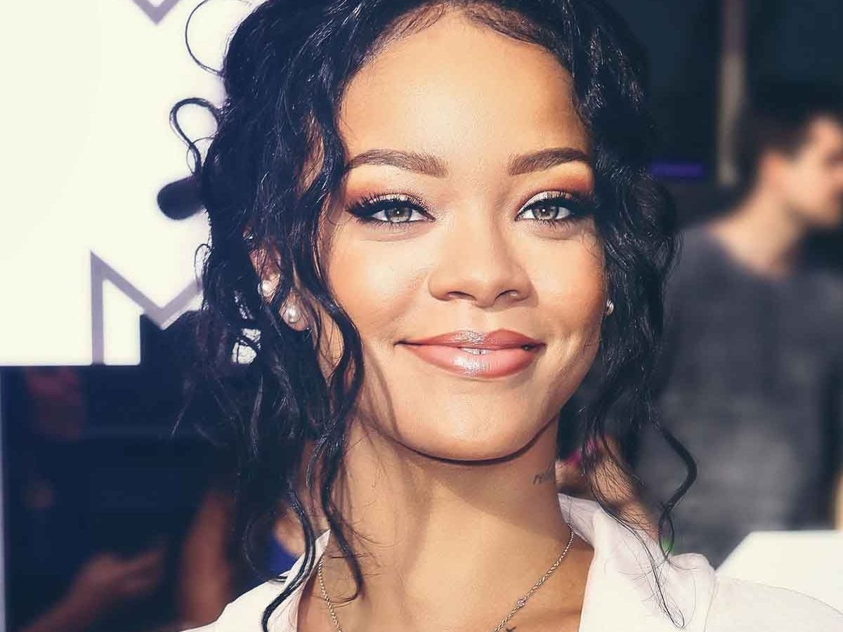 Η Rihanna σου δείχνει τον πιο cool τρόπο για να φορέσεις το boyfriend τζιν σου το 2016