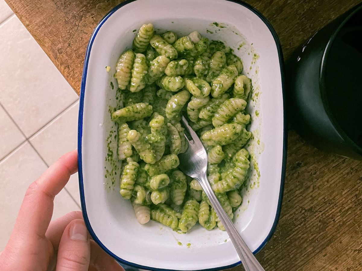 Η σάλτσα pesto δεν είναι vegan αλλά μπορείς να την κάνεις εσύ