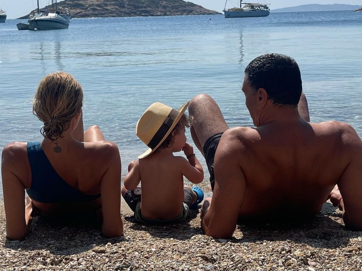 Η Τζένη Μπαλατσινού και ο Βασίλης Κικίλιας με τον κατάξανθο γιο τους σε παραλία της Άνδρου