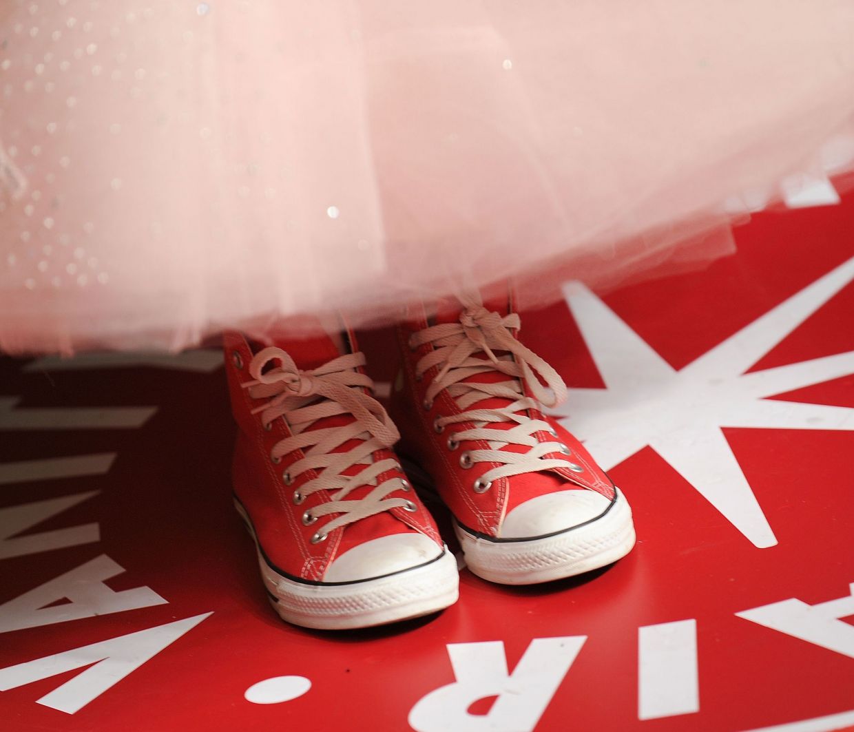 Πριν την Millie Bobby Brown δες ποιες stars έχουν φορέσει sneakers στο κόκκινο χαλί