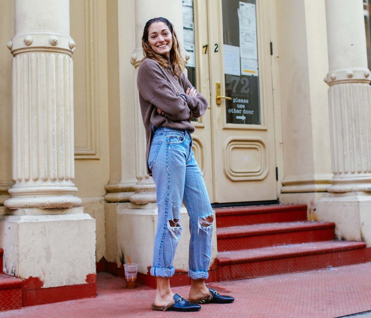 Aν φοράς πάντα flat παπούτσια αυτά τα jeans πρέπει να έχεις μόνο στην γκαρνταρόμπα σου