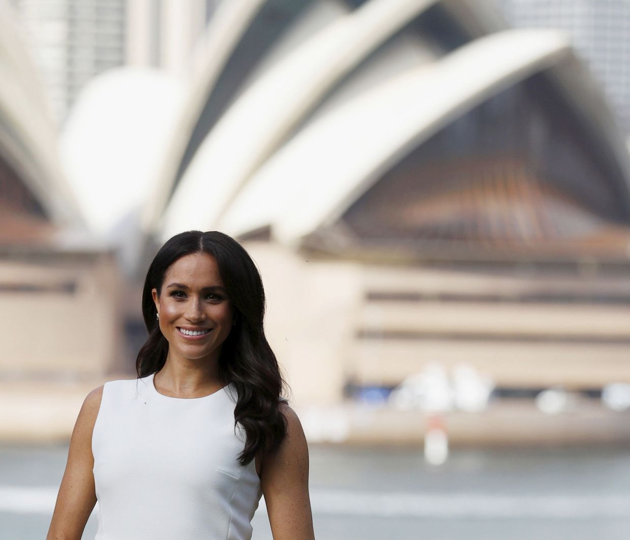 Η Meghan Markle ποζάρει με στενό φόρεμα & μας δείχνει τη φουσκωμένη κοιλιά της για πρώτη φορά