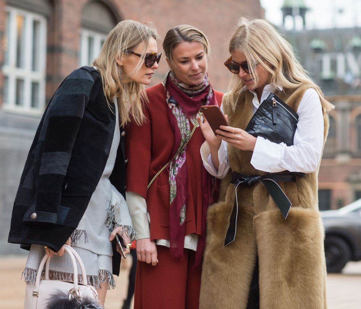 Έχεις βαρεθεί όλα σου τα ρούχα; Aυτά τα 3 styling tricks θα σε κάνουν να τα δεις με άλλο μάτι