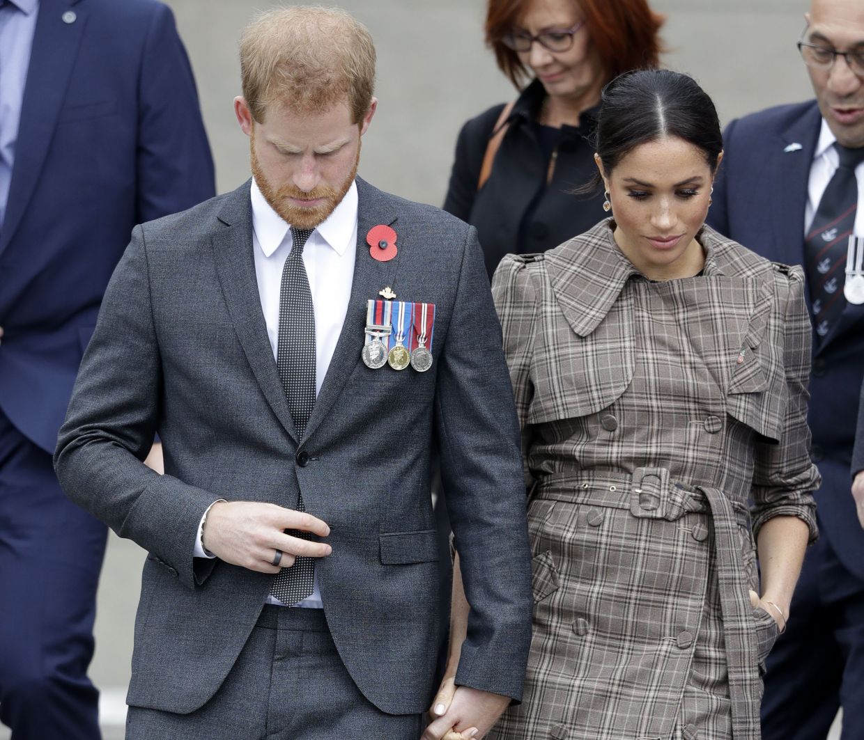 To μικρό μαύρο φόρεμα της Meghan Markle που κοστίζει μόνο 50 ευρώ είναι ξανά διαθέσιμο
