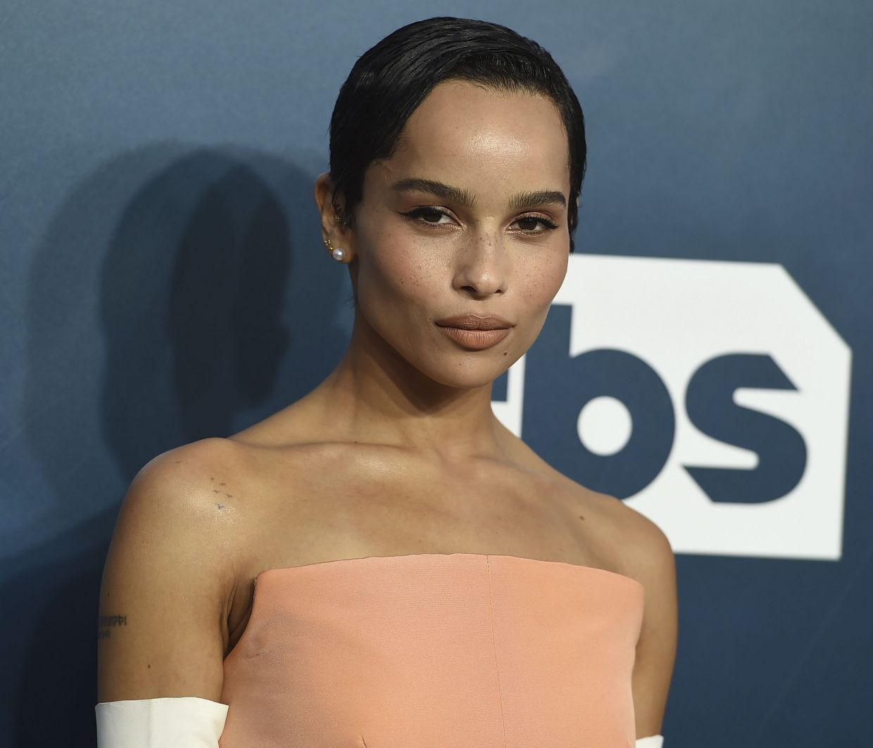 Η Zoë Kravitz σού δείχνει πώς να εντάξεις το party-dressing trend στις καθημερινές σου εμφανίσεις