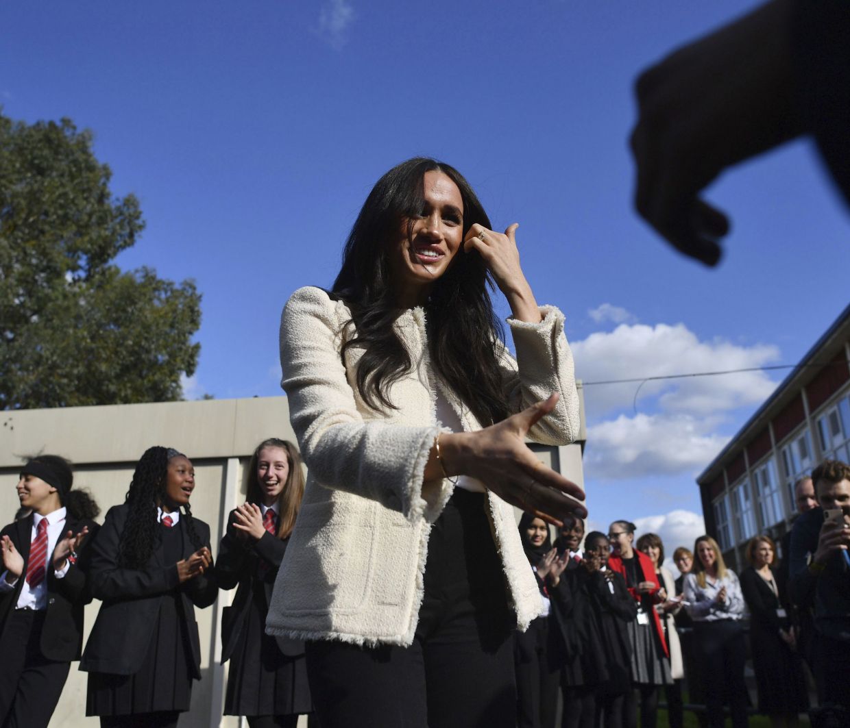 Η Meghan Markle ήθελε να περάσει ένα μήνυμα στον κόσμο μέσα από το μενταγιόν της