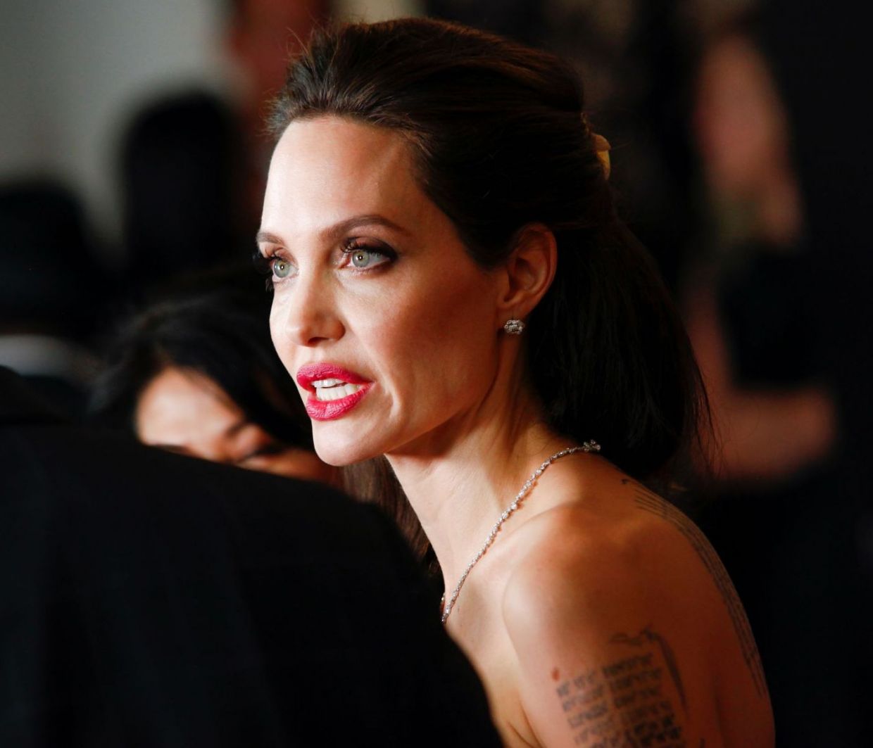 Ένα από τα τατουάζ της Jolie δεν είναι για τα παιδιά της αλλά για κάποιον πολύ ξεχωριστό (photos)