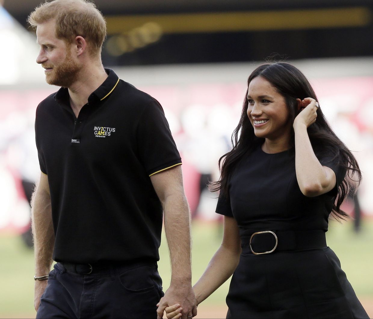 H Meghan Markle στο L.A. φοράει ένα συγκεκριμένο στυλ μπλούζας και φορέματος