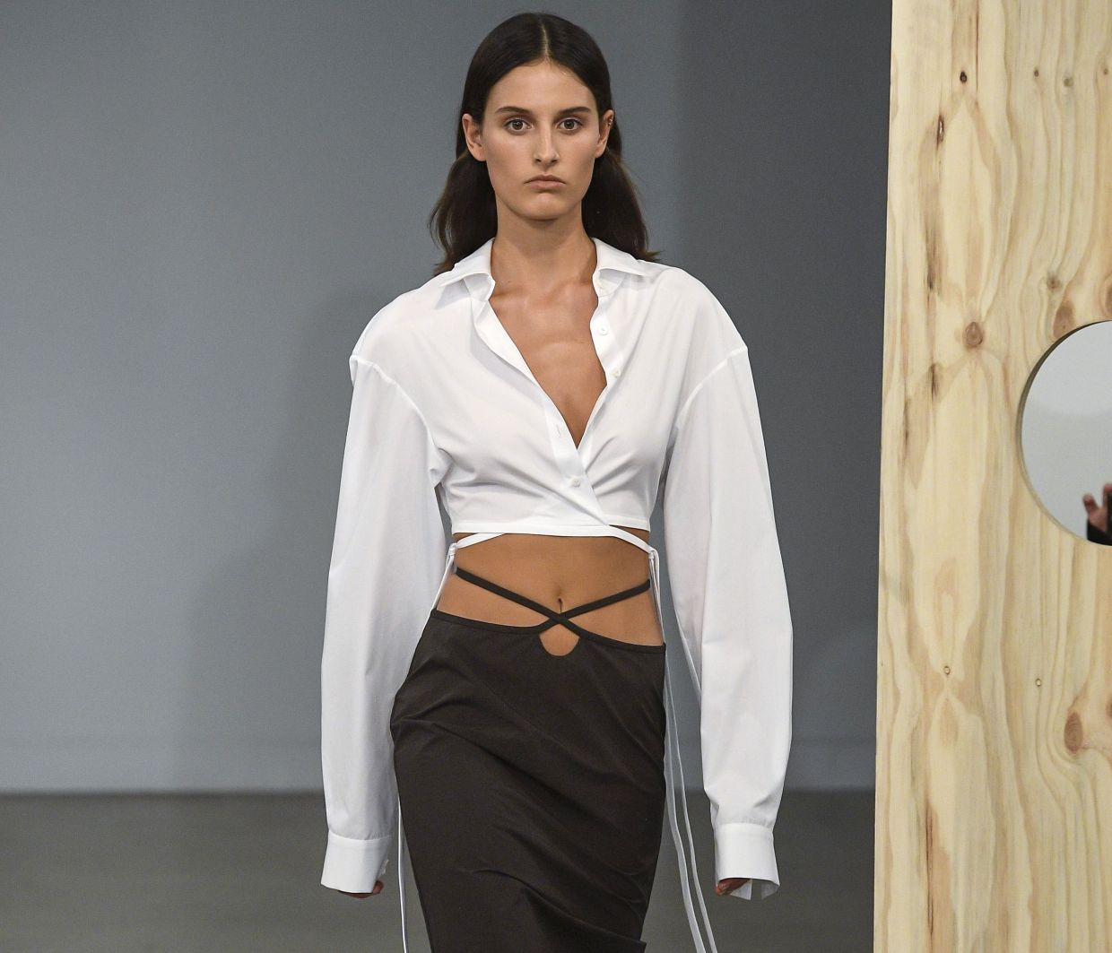 Midriff flossing: Το sexy twist που θα κάνει πιο ενδιαφέροντα τα σύνολά σου