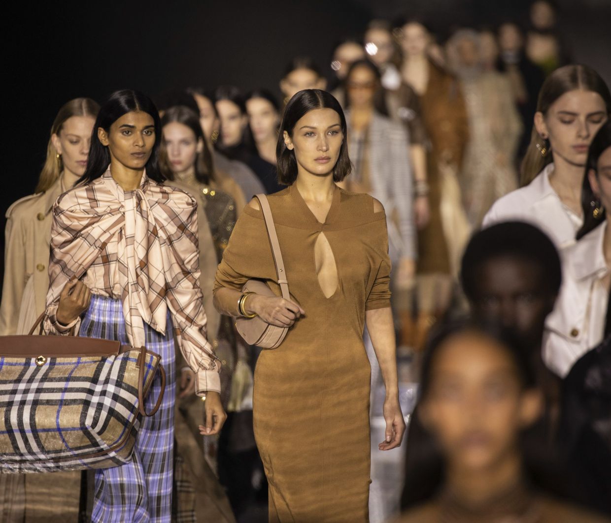 Η Bella Hadid τοποθετείται για την πανδημία μέσα από μία μπλούζα