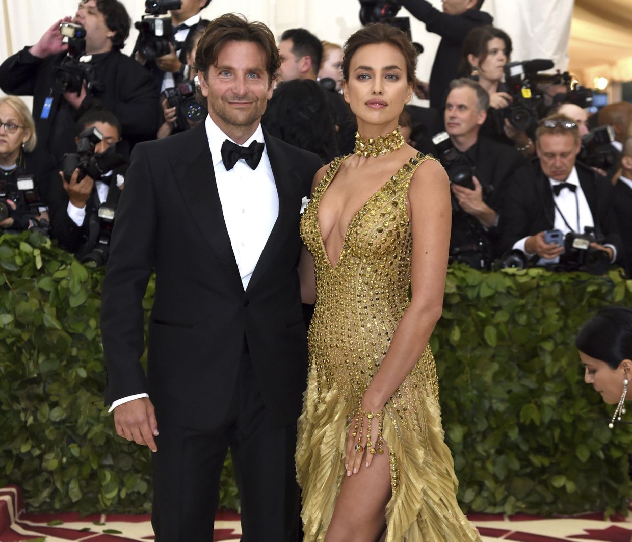 Bradley Cooper-Irina Shayk: Η κοινή εμφάνιση και η δημόσια αγκαλιά (video)